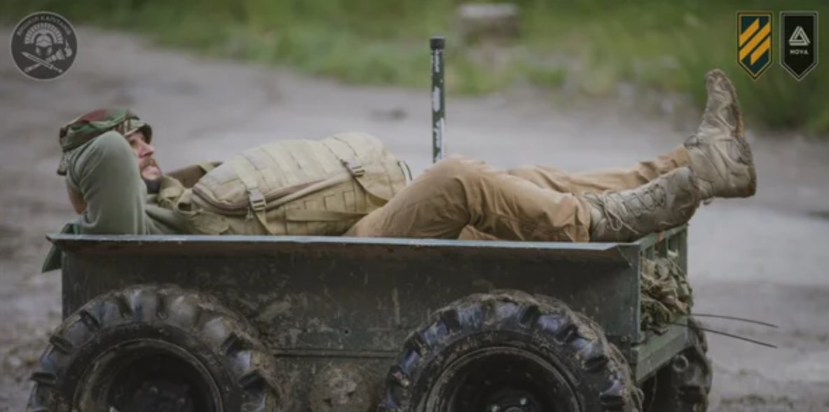 Український наземний дрон спритно ухилився від ворожого FPV-безпілотника Український наземний дрон спритно ухилився від ворожого FPV-безпілотника